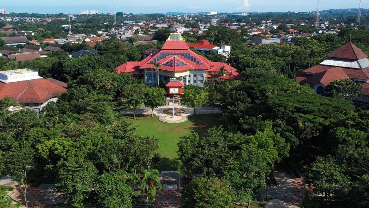 Tampak luar UNNES SEMARANG