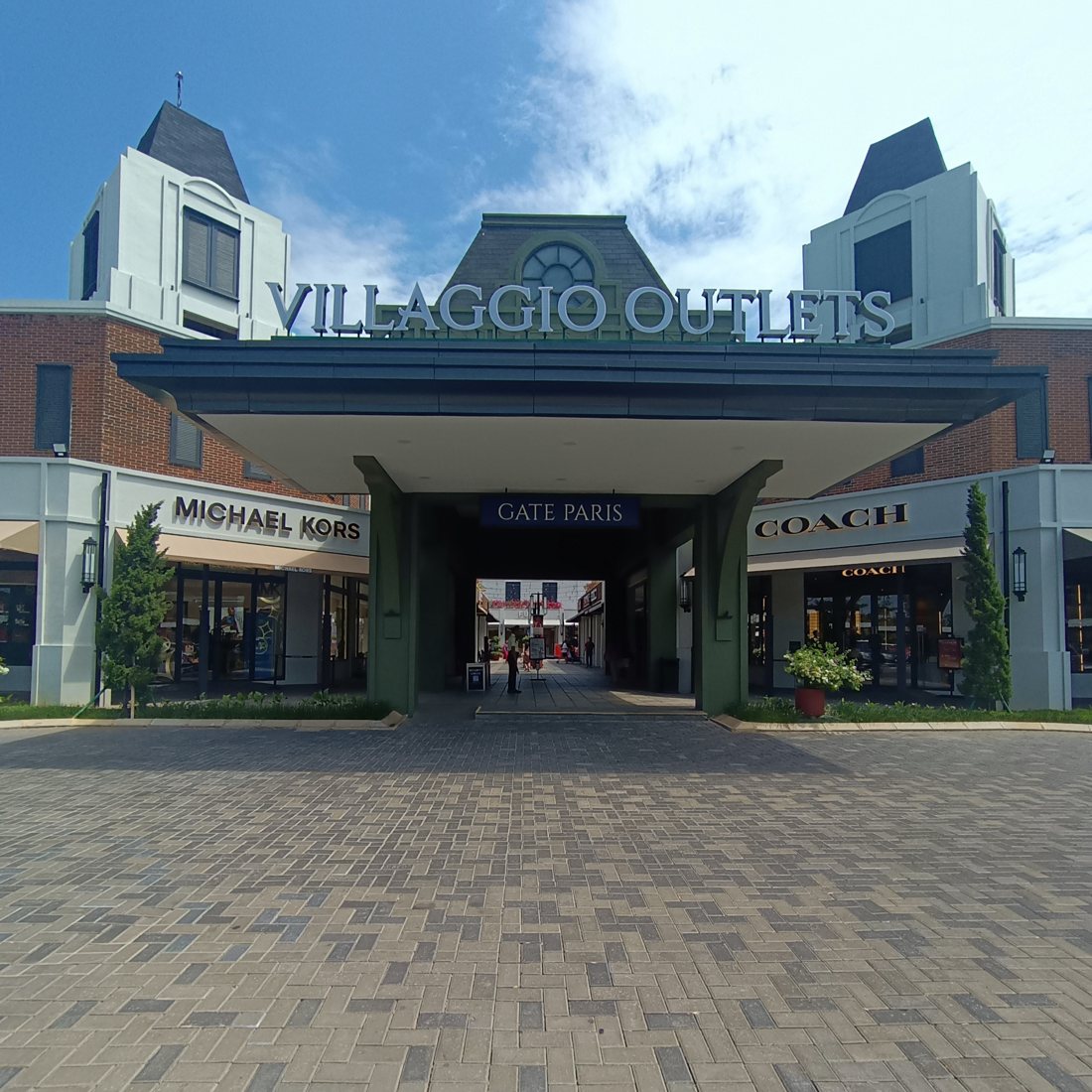 Tampak luar VILLAGIO KARAWANG