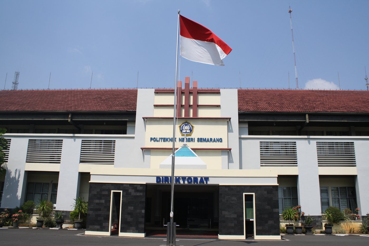 Tampak luar POLTEK SEMARANG